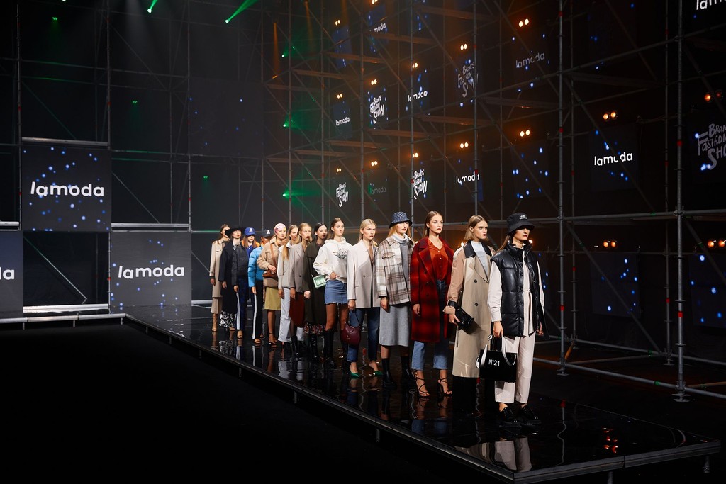 Машины вместо моделей и не только: смотрим 13-ый сезон Brands Fashion Show на VOKA
