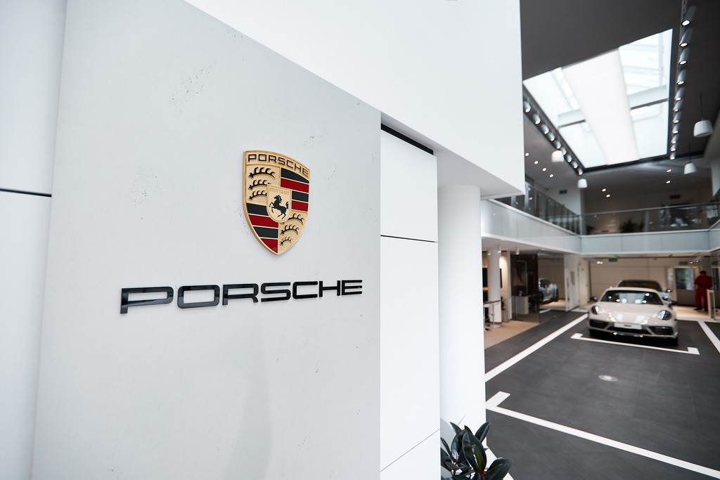Открытие и мировая премьера: автоцентр Porsche нового формата и Porsche Taycan Cross Turismo