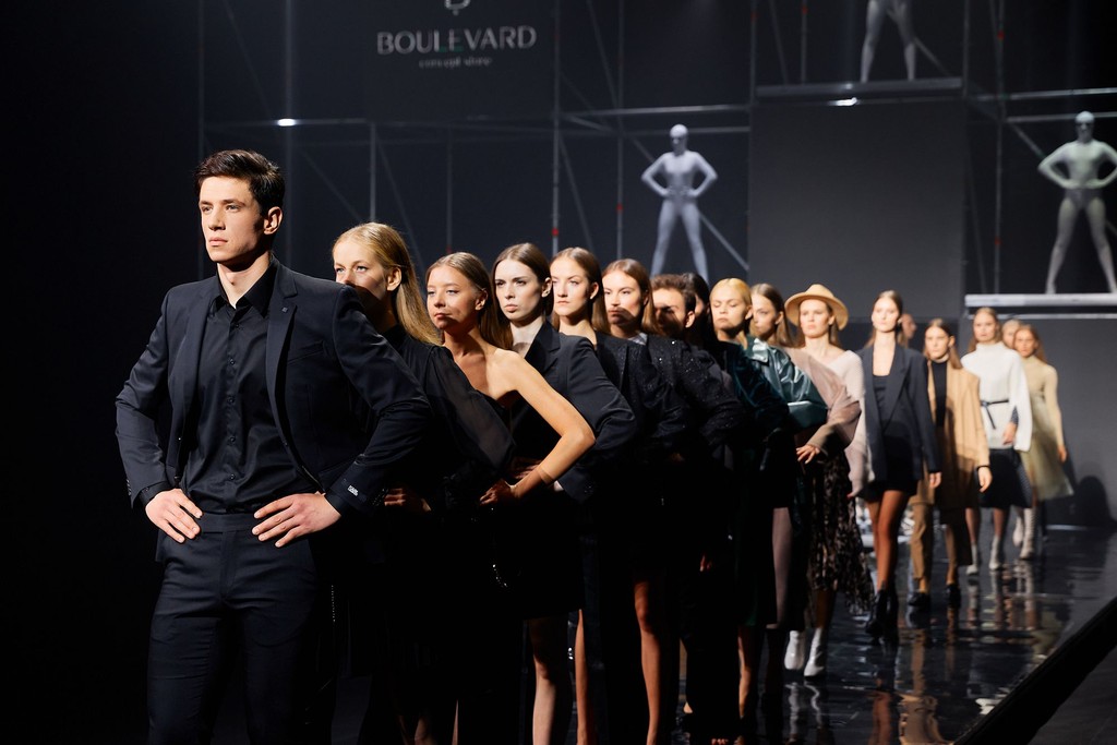 Машины вместо моделей и не только: смотрим 13-ый сезон Brands Fashion Show на VOKA