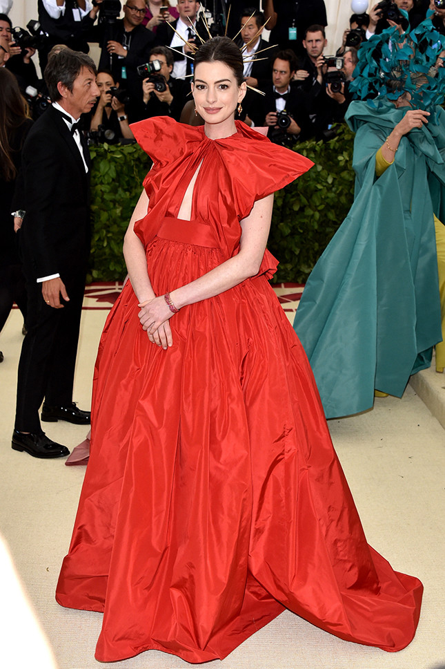 Энн Хэтэуэй, Valentino