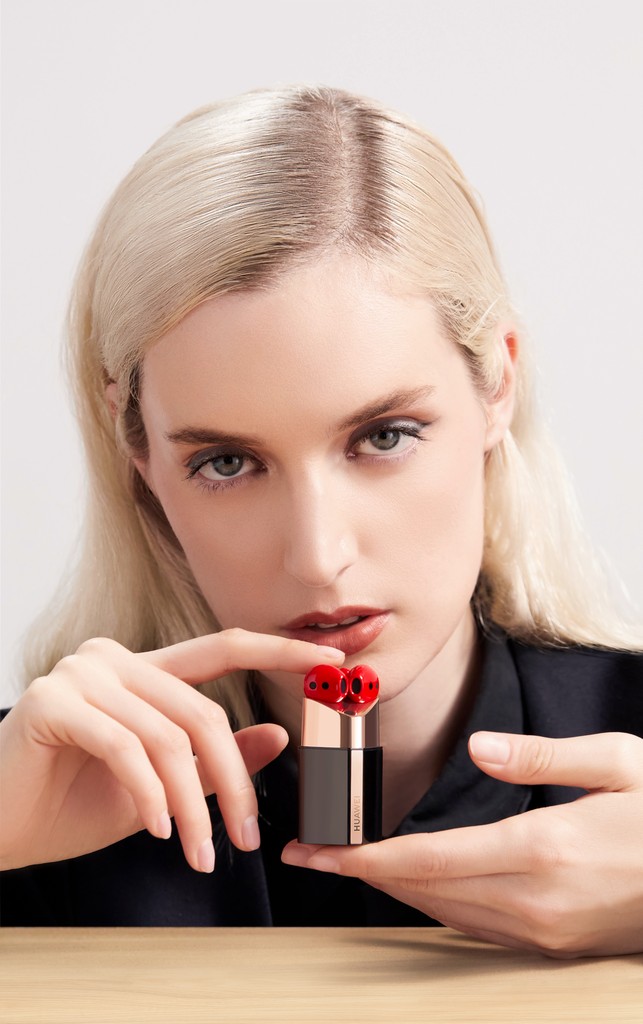 Huawei представила в Беларуси две новинки в роскошном дизайне: наушники HUAWEI FreeBuds Lipstick и смарт-часы HUAWEI WATCH GT 3 с золотистым ремешком 1 Huawei представила в Беларуси две новинки в роскошном дизайне: наушники HUAWEI FreeBuds Lipstick и смарт-часы HUAWEI WATCH GT 3 с золотистым ремешком