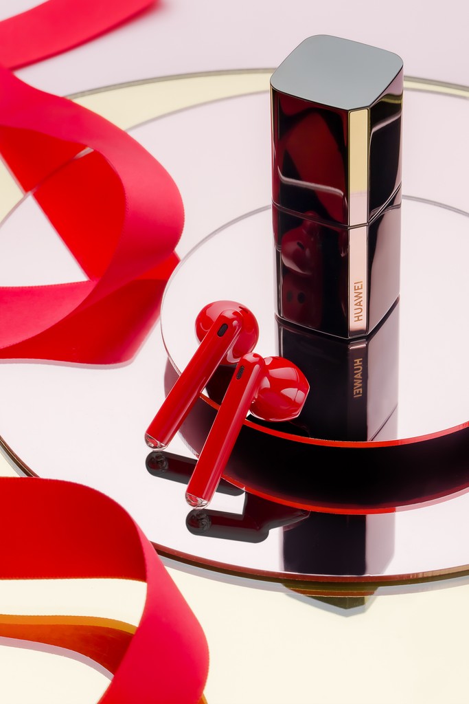 Huawei представила в Беларуси две новинки в роскошном дизайне: наушники HUAWEI FreeBuds Lipstick и смарт-часы HUAWEI WATCH GT 3 с золотистым ремешком 2 Huawei представила в Беларуси две новинки в роскошном дизайне: наушники HUAWEI FreeBuds Lipstick и смарт-часы HUAWEI WATCH GT 3 с золотистым ремешком
