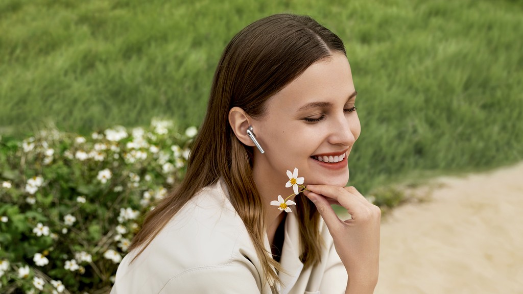 HUAWEI представляет в Беларуси беспроводные наушники FreeBuds 4. При предзаказе – фитнес-браслет в подарок