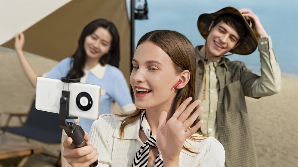 HUAWEI представляет в Беларуси беспроводные наушники FreeBuds 4. При предзаказе – фитнес-браслет в подарок