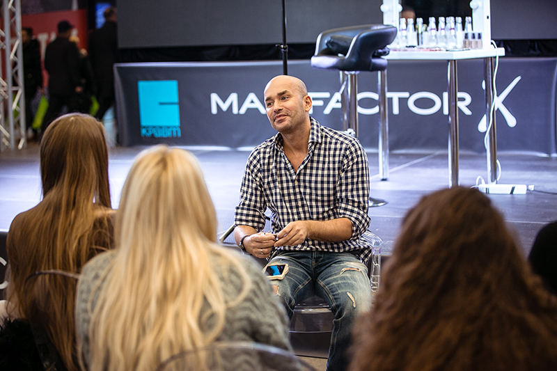 Визажист Max Factor в России Владимир Калинчев