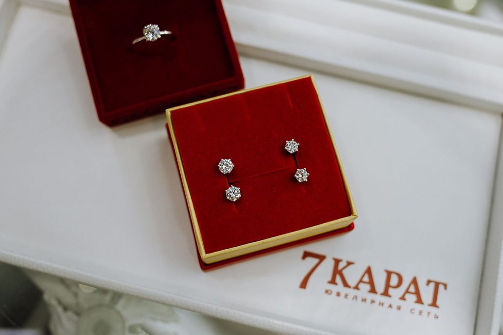 Серьги с бриллиантом в Минске в сети "7 Карат"