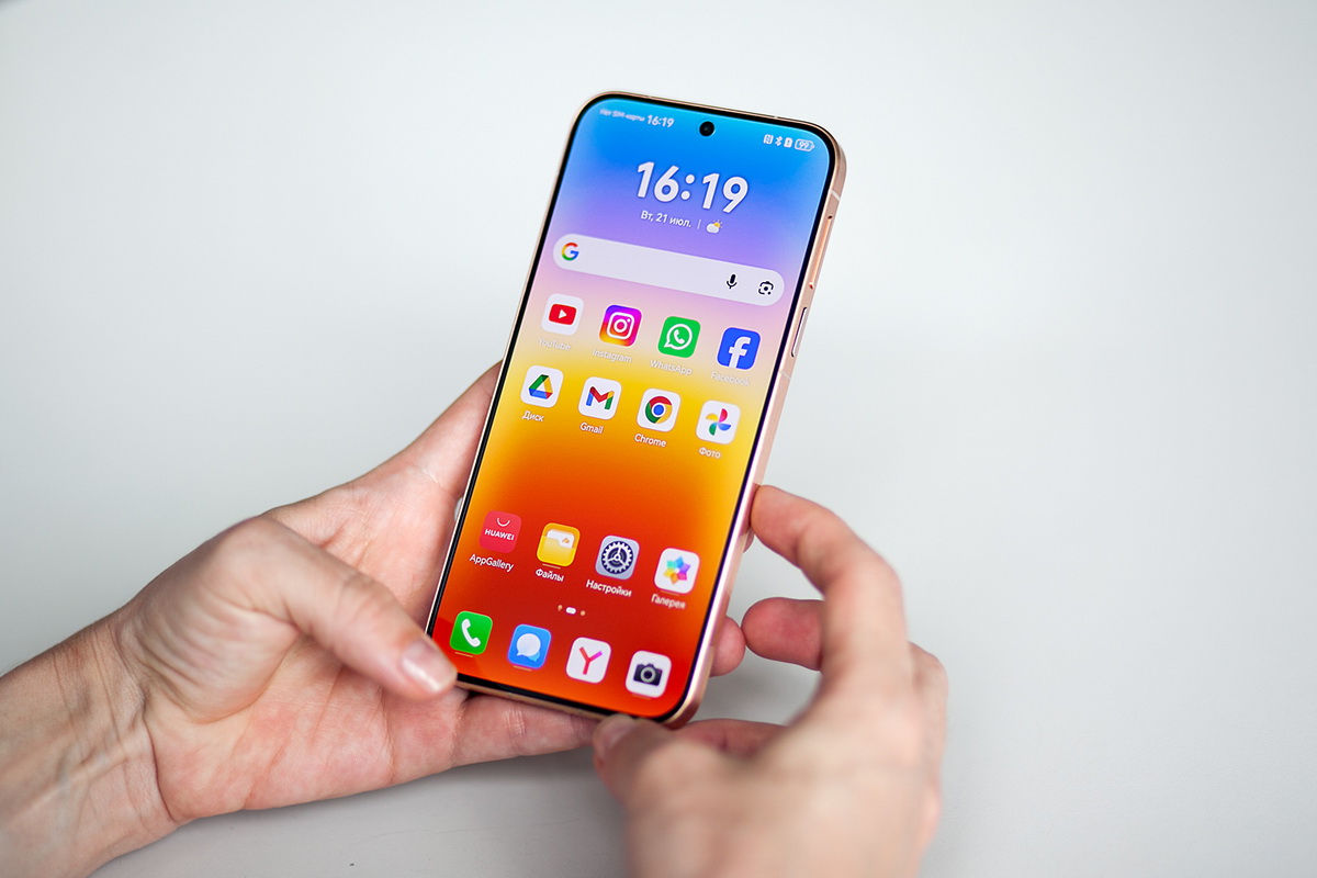 OLED-дисплей c диагональю 6,9 дюйма Huawei Pura 90s Pro Max