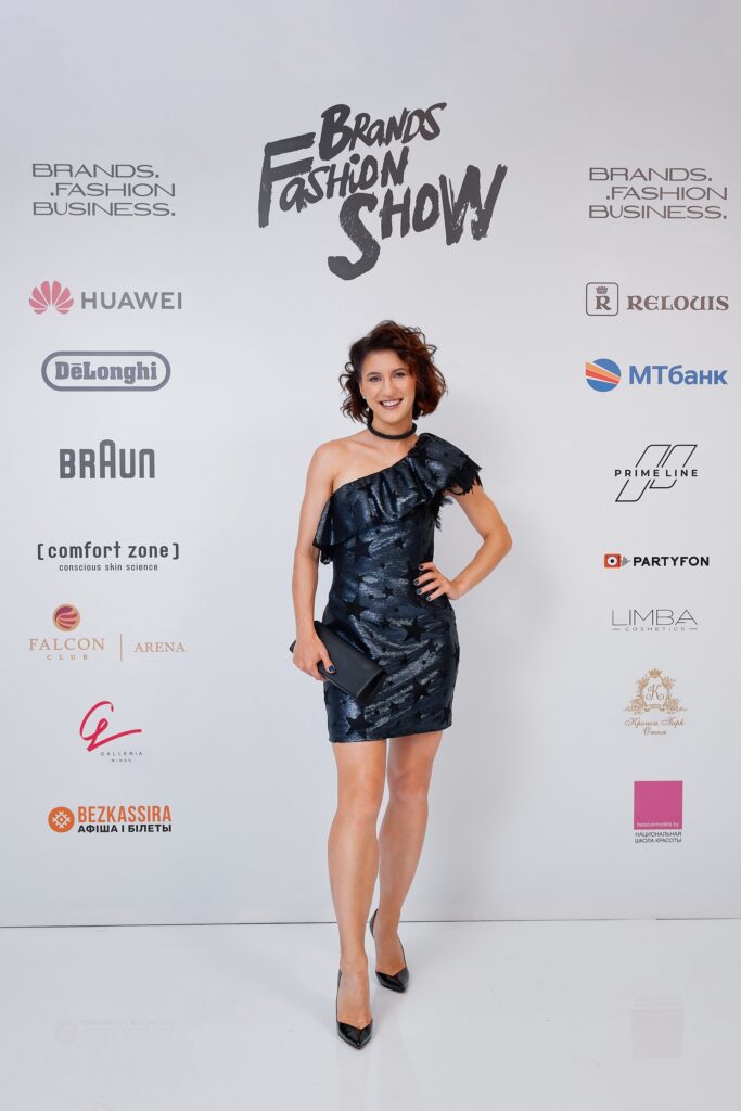 Дресс-код коктейль на Brands Fashion Show: от образов из секонда до сшитих на заказ костюмов гостей