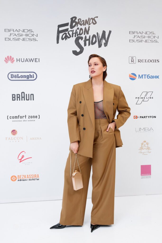 Дресс-код коктейль на Brands Fashion Show: от образов из секонда до сшитих на заказ костюмов гостей