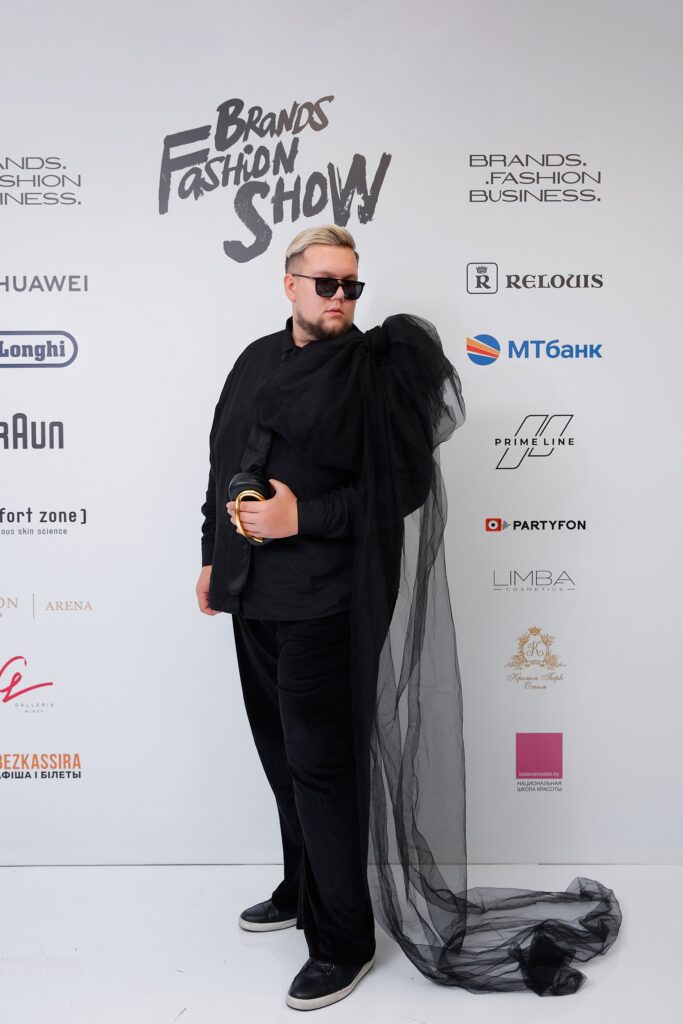 Дресс-код коктейль на Brands Fashion Show: от образов из секонда до сшитих на заказ костюмов гостей