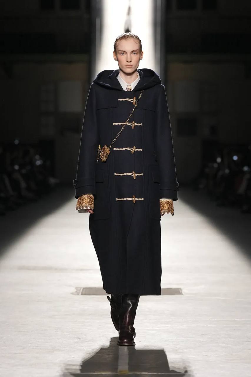 Черное пальто Dries van Noten в гусарском стиле
