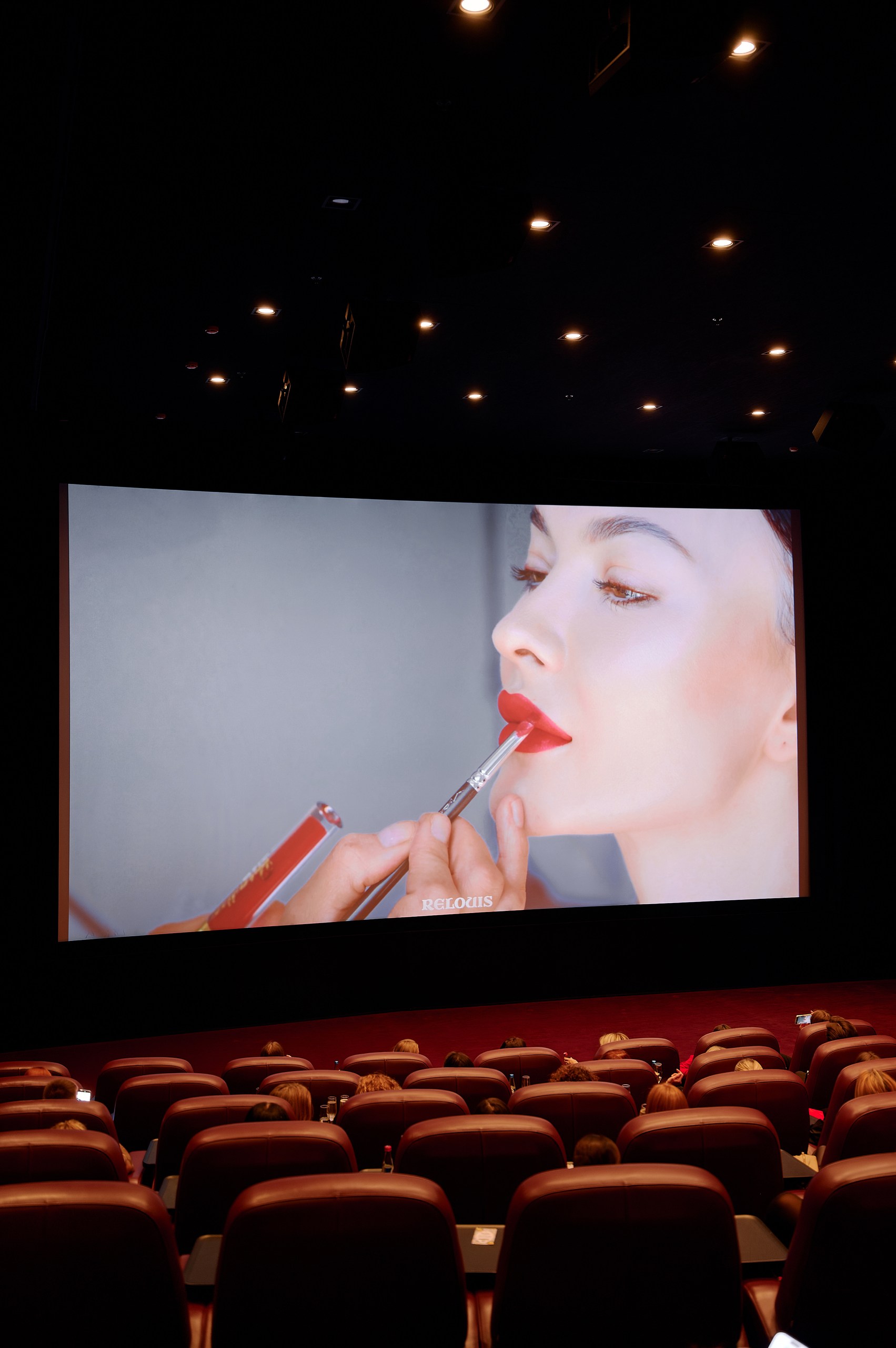 Красный. Черный. И немного Италии: в Falcon Club Cinema Boutique прошла премьера фильма «Сделано в Милане: история Армани и итальянской моды»