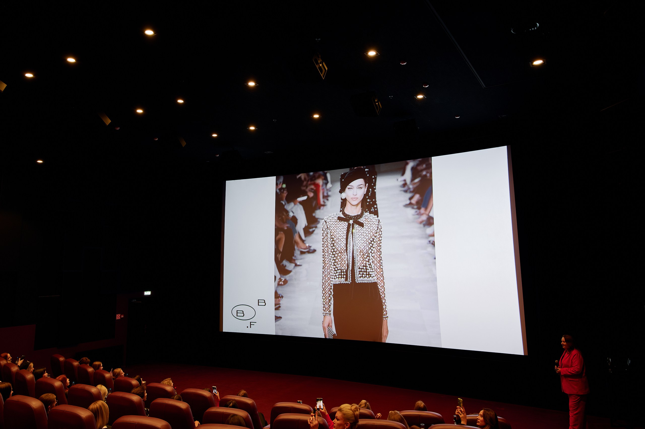 Красный. Черный. И немного Италии: в Falcon Club Cinema Boutique прошла премьера фильма «Сделано в Милане: история Армани и итальянской моды»
