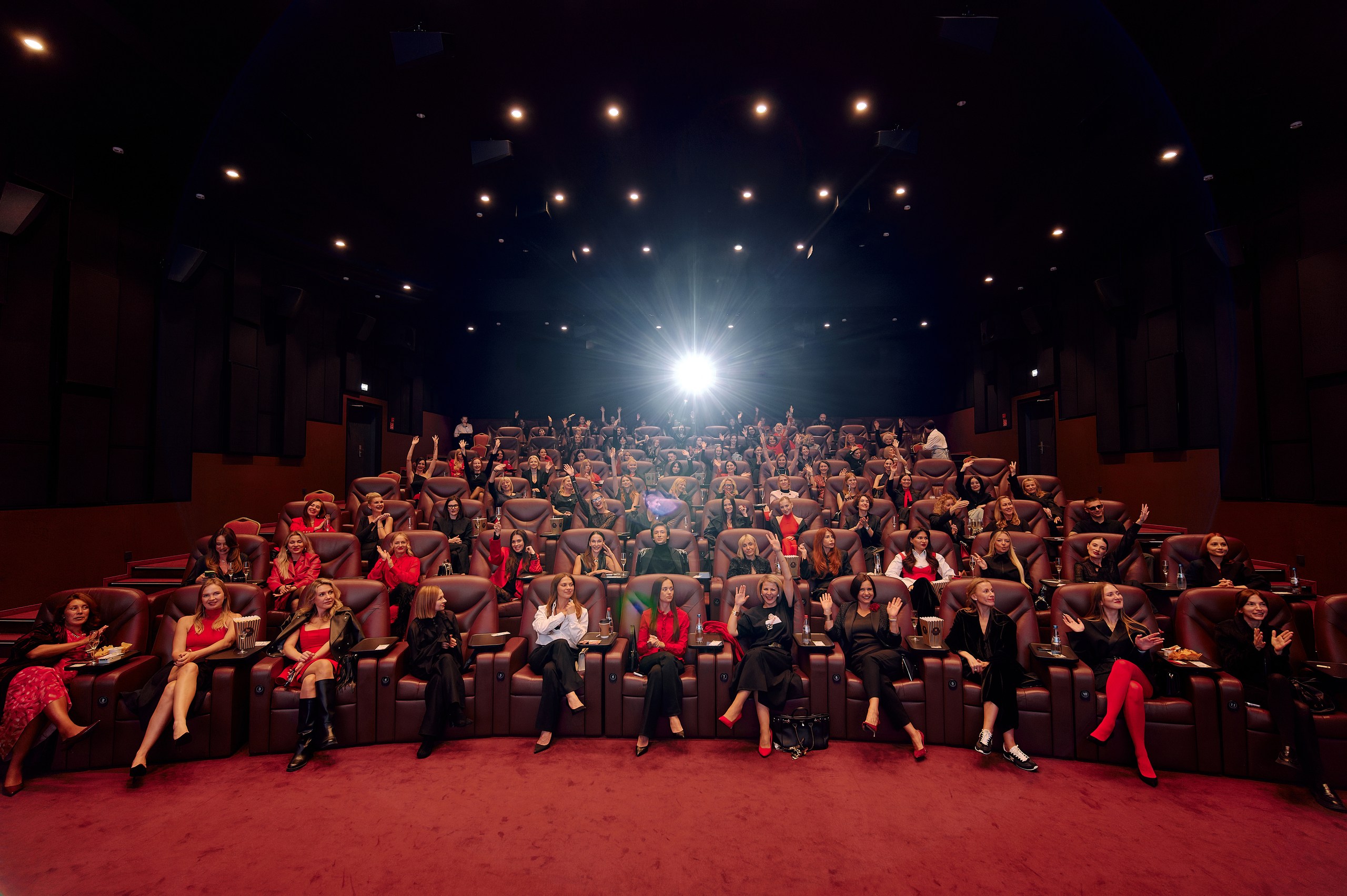Красный. Черный. И немного Италии: в Falcon Club Cinema Boutique прошла премьера фильма «Сделано в Милане: история Армани и итальянской моды»